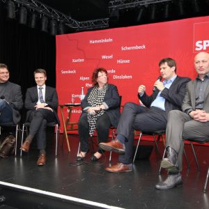 Auf dem Foto von links: Caritasdirektor Michael van Meerbeck, Bürgermeister Dirk Haarmann, Moderatorin Carmen Friemond, Staatssekretär Thorsten Klute und der Landtagsabgeordnete Ibrahim Yetim
