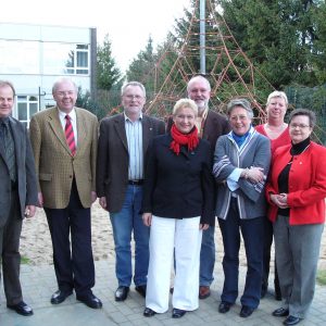 auf dem Foto sind v. l. n r.: Martin Nenno (Schulleiter), Hellmut Fischer, SPD-Fraktionsvorsitzender, Willi Trippe, Karin Wietheger, Helmut Schwerdtfeger, Edith Justen-Bechstein, Anna-Maria Barucija, Siegrun Ey