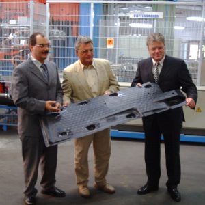 MdB Dr. Hans-Ulrich Krüger mit GBR Vorsitzenden Uwe Kleindienst und Werksleiter Wolfgang Boschert
