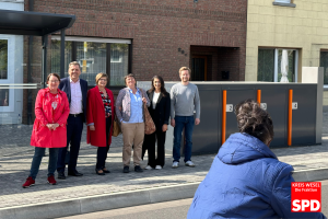 Vertreter und Vertreterinnen der SPD-Kreistags- und Stadtratsfraktionen Wesel, sowie des SPD-Ortsvereins Mitte/Büderich vor dem Wartehäuschen und den abschließbaren Fahrradboxen der neuen Mobilstation an der Haltestelle "Marktstraße" im Weseler Stadtteil Büderich. Vl.n.r.: Gabi Wegner, Dr. Peter Paic, Regina Depta, Dr. Doris Beer (alle SPD-Kreistagsfraktion Wesel), Eylem Göcktas und Rafael Lorberg (beide SPD-Ortsverein Mitte/Büderich).