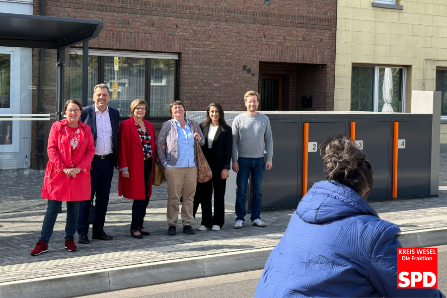 Vertreter und Vertreterinnen der SPD-Kreistags- und Stadtratsfraktionen Wesel, sowie des SPD-Ortsvereins Mitte/Büderich vor dem Wartehäuschen und den abschließbaren Fahrradboxen der neuen Mobilstation an der Haltestelle 