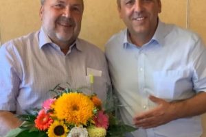 Wechsel an der Fraktionsspitze - der neugewählte Vorsitzende Dr. Peter Paic (rechts) dankt seinem Vorgänger Gerd Drüten (links)