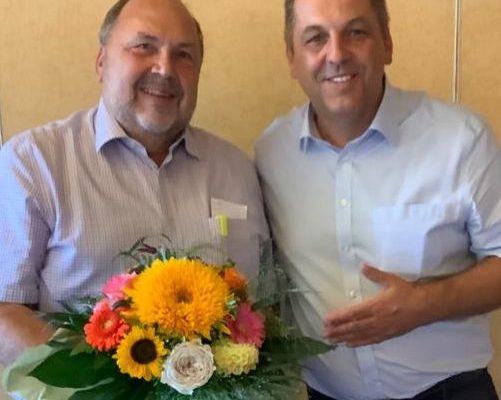Wechsel an der Fraktionsspitze - der neugewählte Vorsitzende Dr. Peter Paic (rechts) dankt seinem Vorgänger Gerd Drüten (links)