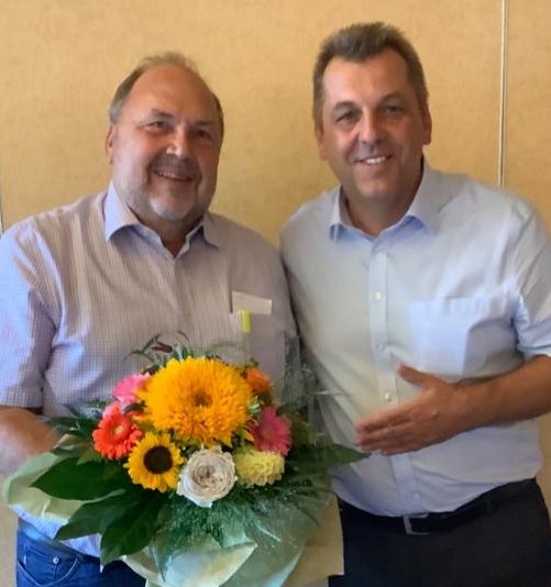 Wechsel an der Fraktionsspitze - der neugewählte Vorsitzende Dr. Peter Paic (rechts) dankt seinem Vorgänger Gerd Drüten (links)